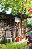 Gestapeltes Brennholz am Gartenschuppen