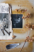 Schwarz-weißes Foto in DIY-Passepartout, Trockenblume, Zeitungspapier und Schlüssel