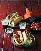 Baguettesandwiches mit Tomaten und Bacon mit Ahornsirup-Kaffee-Glasur