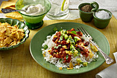 Chili con Carne mit Avocado, Reis und Tortillachips