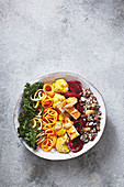 Rainbow Bowl mit Gemüsenudeln und Tofu