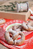 Spiced pretzels dusted with icing sugar