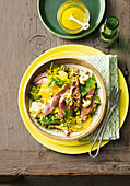 Freekeh-Salat mit Lammfleisch, Blumenkohl und Orangen (Superfood)