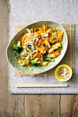 Chow mein sans pasta with vegetable strips and chicken (superfood)