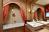 Pompöses Badezimmer mit roten Vorhängen an der Badewanne