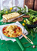 Käsespätzle mit Zwiebeln und Tomaten