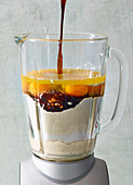Zutaten für Kaffee-Tassenkuchen mit Erdbeerpüree im Mixer