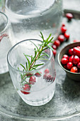 Drink mit Cranberries und Rosmarin