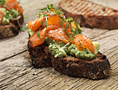 Grillbrot mit Avocadoaufstrich, Räucherlachs und Kräutern