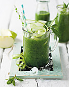 Cucumber and spinach smoothie with apples and mint