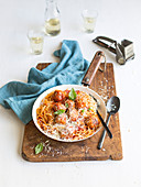 Spaghetti mit Fleischbällchen und Parmesan