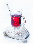 Rote Glut (Heissgetränk) im Glas