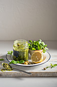 Salsa Verde mit Brunnenkresse, Basilikum, Oliven, Kapern, Zitrone, Olivenöl