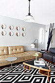 Dreieckiger Couchtisch im Wohnzimmer mit Designermöbeln
