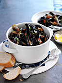 Steamed mussels with white bread