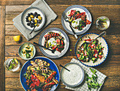 Gesundes Abendessen: Salat, Grillgemüse, eingelegte Oliven und Zitronenwasser