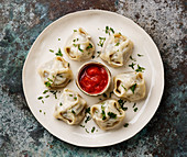 Traditionelle gedämpfte Manti- Knödel mit Tomatensauce