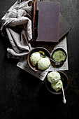 Matcha-Eiscreme auf dunklem Untergrund (Aufsicht)