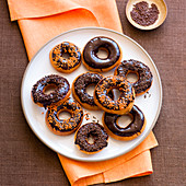 Doughnuts mit Schokoladenglasur zu Halloween