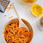 Möhrensalat mit Orange, Rosinen und Walnüssen