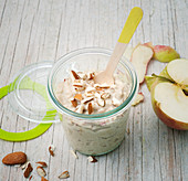 Overnight oats with apples and almonds
