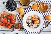 Gesundes Frühstücksmüsli mit Früchten und Honig (Aufsicht)