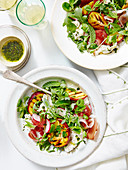 Salat mit gegrillten Nektarinen, Rucola und Schinken
