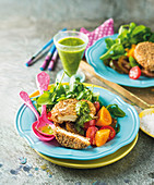 Feta in Sesamkruste mit Salat und Kräuter-Pesto-Dressing zu Sylvester