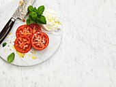 Zutaten für Capresesalat (Tomaten, Mozzarella, Basilikum)