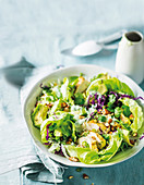 Blattsalat mit Huhn, Avocado und Mandeln