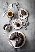 Dunkler Schokoladen-Kranzkuchen, angeschnitten zum Tee (Aufsicht)
