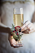 Frau hält Champagnerglas in den Händen