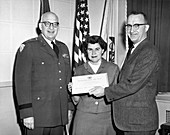 Mary Mandels receiving Research Directors Award, 1962