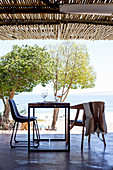Restauranttisch auf Terrasse mit Meerblick (Südafrika)