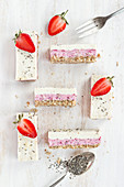 Raw cheesecakes with strawberries and lemon (gluten-free and vegan)