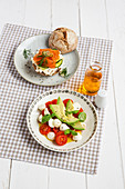 Avocado-Tomaten-Mozzarella-Teller und Räucherlachsbrötchen