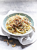 Spaghetti with onion crumbs