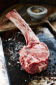 Dry Aged Tomahawk Steak auf Backblech