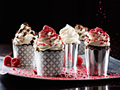Schokoladen-Cupcakes mit Himbeer- oder Schokosahne
