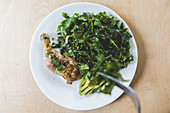 Schwarzkohlsalat mit gebratener Hähnchenkeule und Avocado