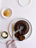 Schokoladenkuchen mit Akaziensamen und Honig