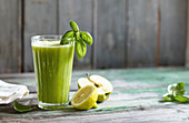Grüne Apfel-Zitronen-Limo mit Basilikum