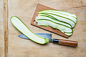 Zucchini in feine Streifen schneiden