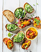 Bruschetta mit Erbsenpüree und Tomaten, Paprika und Basilikum