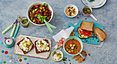 Schneller Salat, Eiersalat auf Brot, Tuna-Sandwich und Bohnensuppe