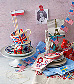 Britische, schwedische, polnische und USA-Flaggen, Geschirr mit Flaggenprint, Bild vom Eiffelturm und von der Queen
