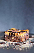 Kürbis-Brownie mit Schokoladensauce