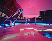 Pink und blau beleuchtetes, futuristisches Wohnzimmer