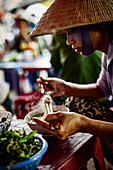 Vietnamesische Frau isst Nudelsuppe 'Pho Bo'