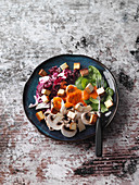 Champignon-Portulak-Salat mit gebratenem Räuchertofu